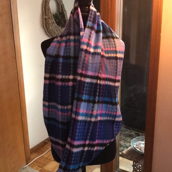 Beautiful scarf. Made in Germany 100% acrylic. - Picture 2 of 4